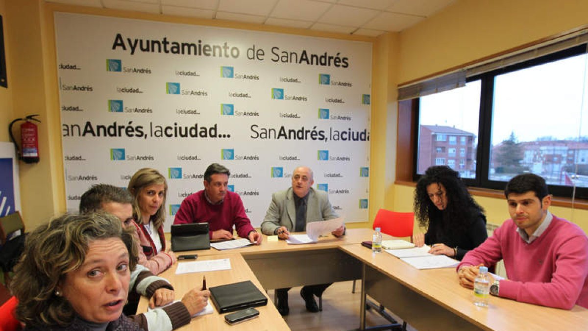 El equipo de gobierno se reunió para avanzar en los trabajadores que serán despedidos.