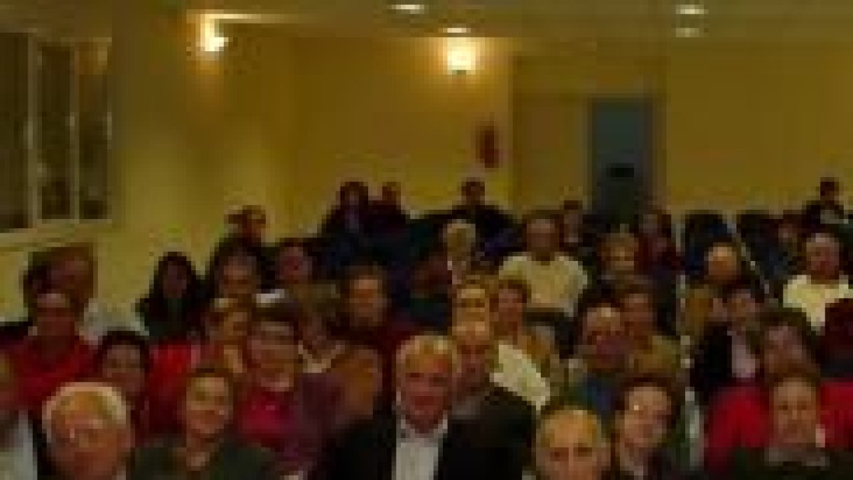 Numerosos parameses acudieron con puntualidad a la conferencia