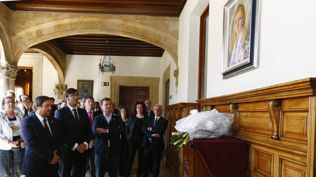 El presidente y los diputados guardan silencio frente al retrato.