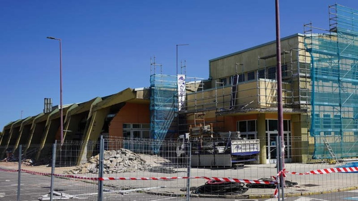 Las obras de reforma energética del Palacio de Deportes de León comenzaron el pasado mes de junio, pero ya no estarán listas en 2023, y se baraja ya el 31 de enero. J. NOTARIO.