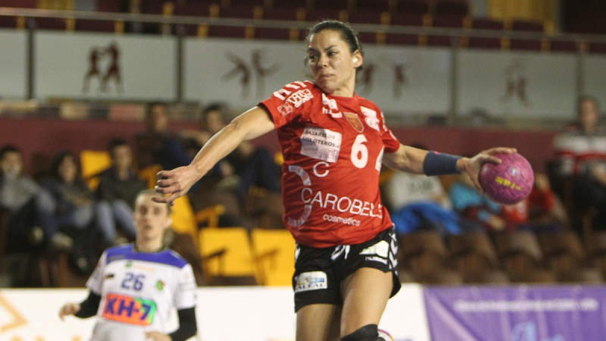 La extremo leonesa Raquel Caño, durante un encuentro con el Cleba en el Palacio