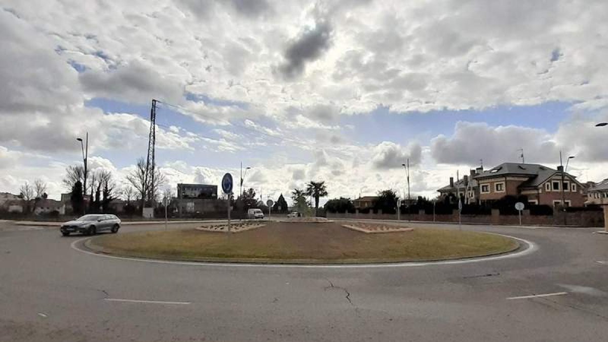 La rotonda remozada por los servicios municipales. DL