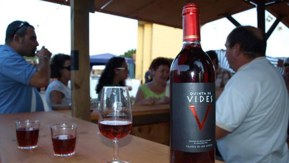 Imagen de una de las casetas de la Feria del Vino de Pajares en una edición anterior.