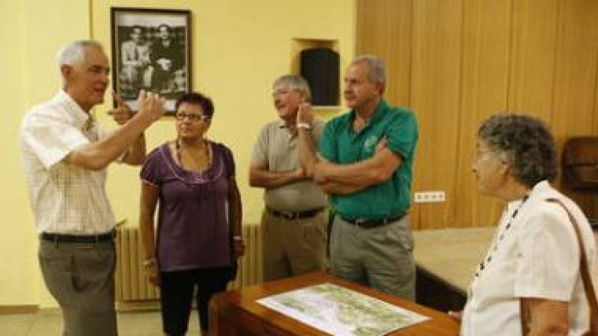 Los directivos de la Asociación Villameca, junto al plano del sumergido Oliegos.