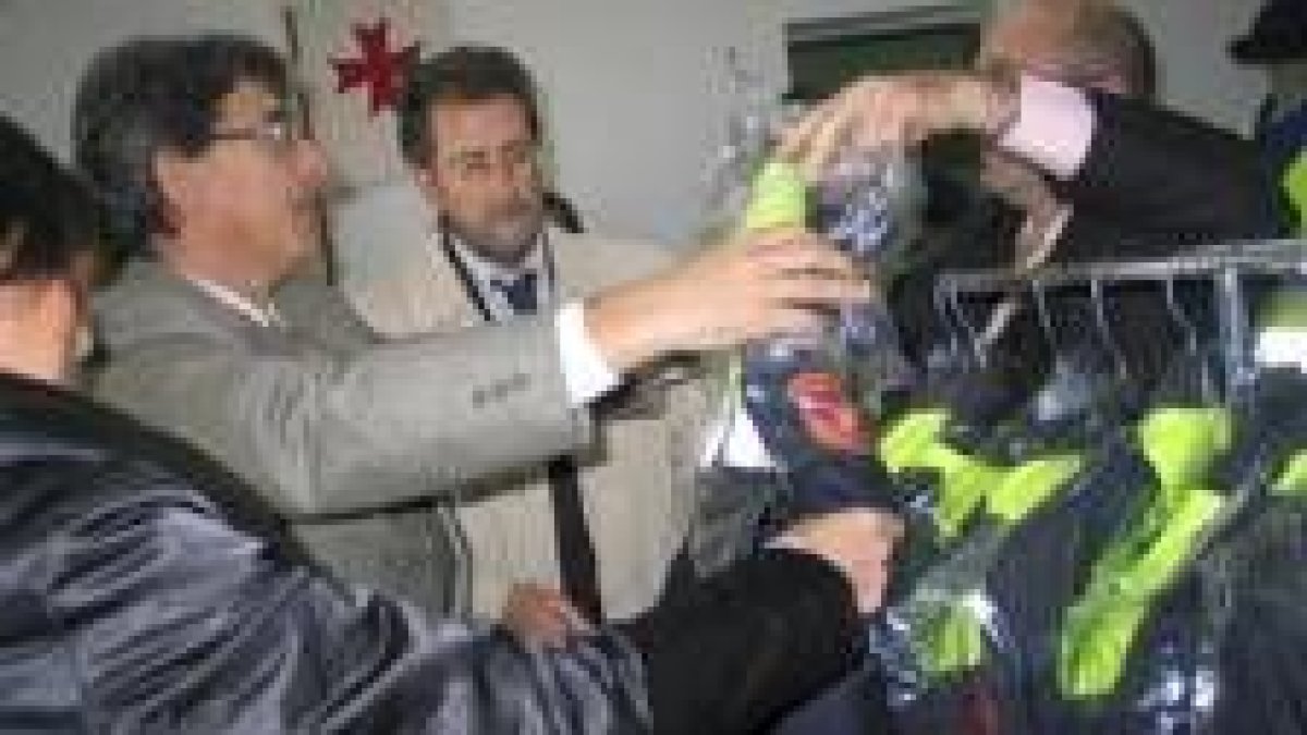 El alcalde revisa uniformes de la policía elaborados en el taller