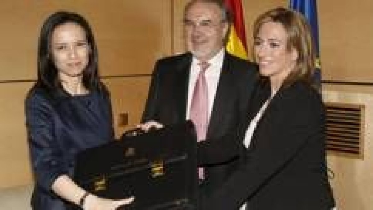 Beatriz Corredor recibe la cartera de Vivienda de manos de Chacón