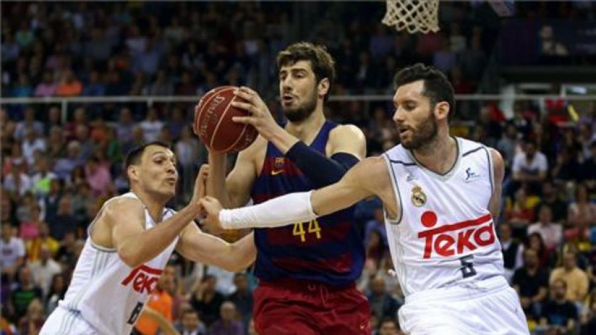 Tomic controla un balón en presencia de Rodríguez