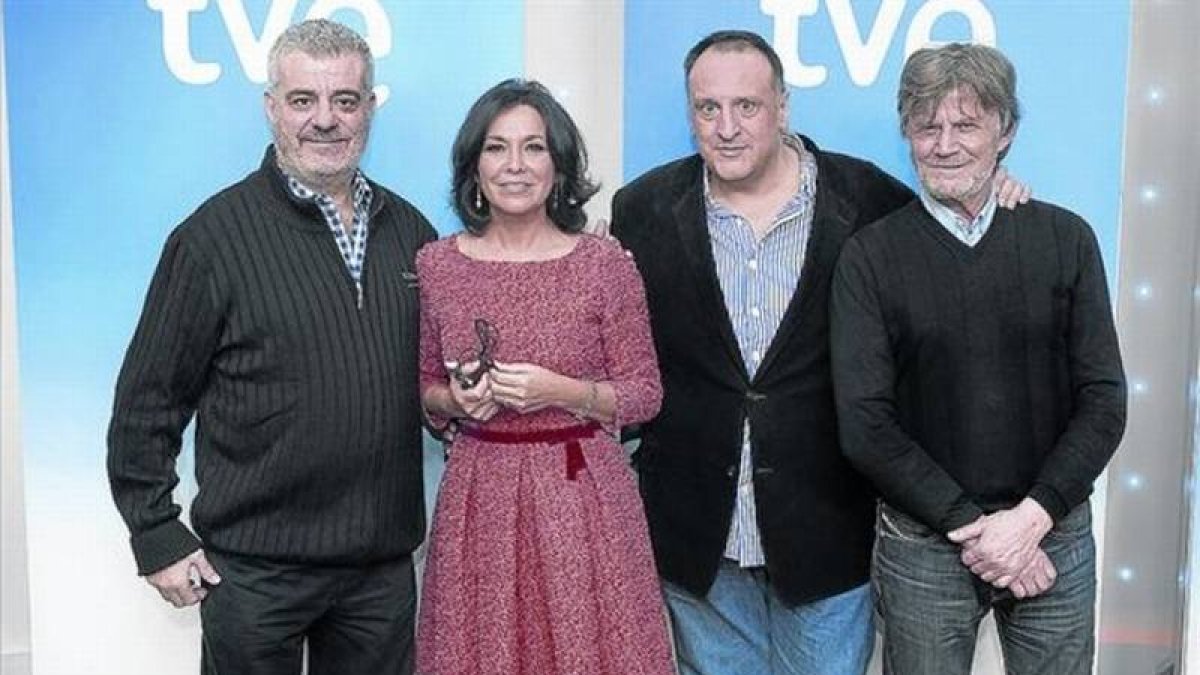Isabel Gemio, con los humoristas Millán Salcedo, Fernando Albizu y Eloy Arenas, en la presentación del 'show'.