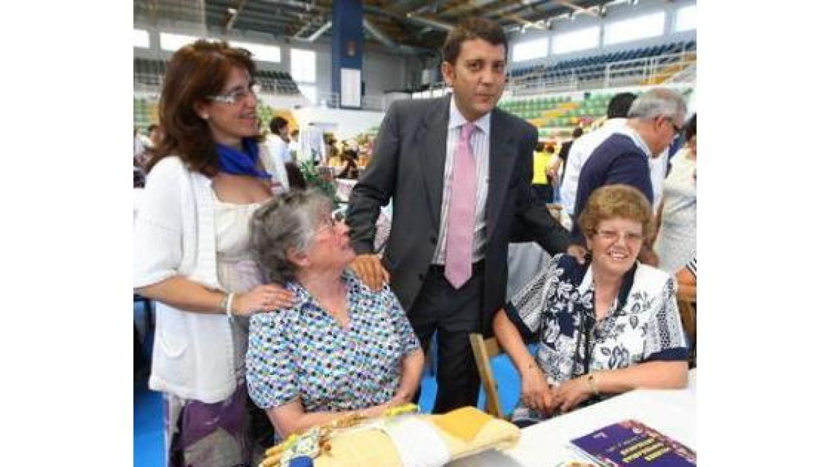Susana Sáiz y Riesco, con dos artesanas textiles.