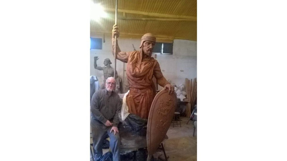 El escultor Estanislao García Olivares, avanzando en su estudio el encargo de la escultura, y uno de los bocetos del proyecto. DL