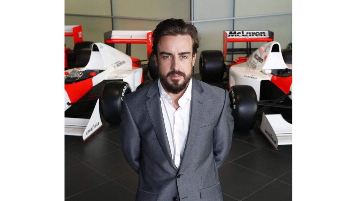 Alonso, en la fábrica que McLaren tiene en Woking.