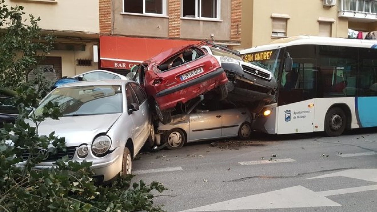 Un autobús arrolla en Málaga a varios coches tras sufrir su conductor un infarto, este viernes.