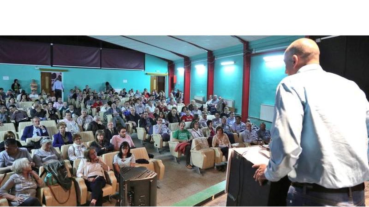 José Antonio Diez ante más de doscientos militantes socialistas que acudieron ayer a la asamblea local.