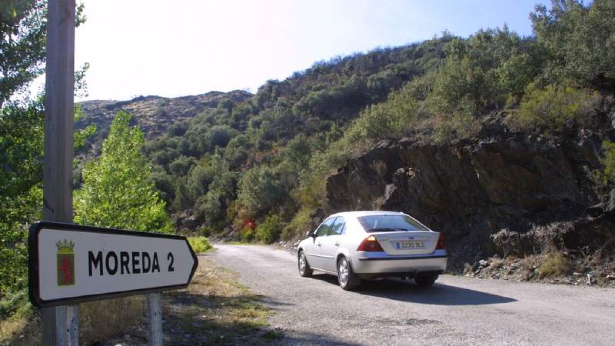 El acceso a Moreda se perfilará con escolleras.