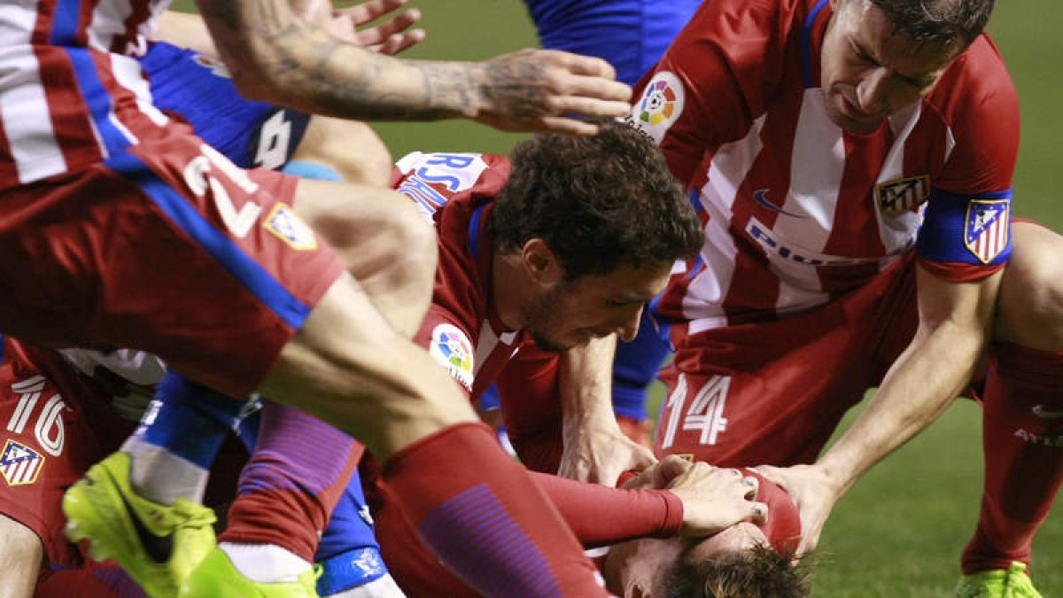 Torres, tendido en el césped de Riazor, es atendido por varios de sus compañeros. CABALAR