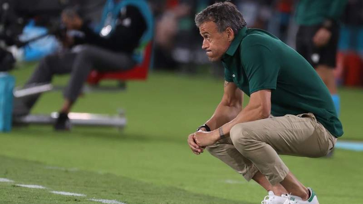 El seleccionador español Luis Enrique resopla por la pobre imagen de España sobre el campo de La Cartuja. KIKO HUESCA