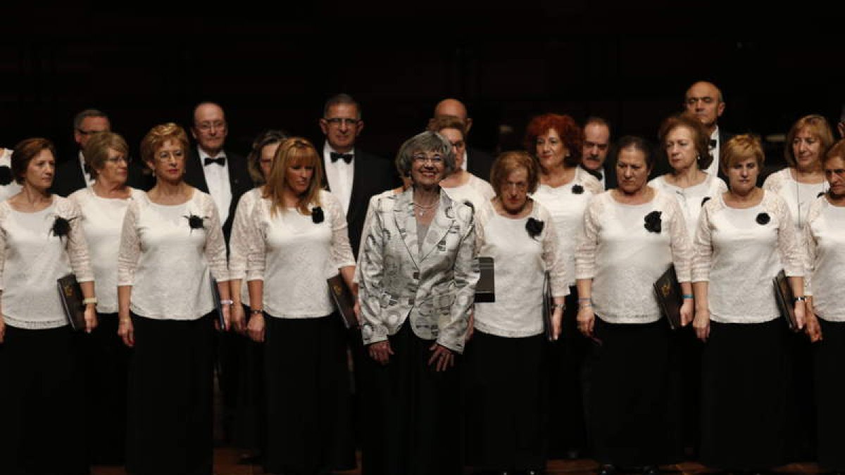 El Orfeón Leonés con María José Flecha al frente.