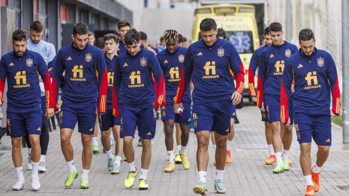 A pesar de la derrota contra Suiza, los integrantes de la selección española confían en las virtudes de su juego para vencer mañana a Portugal. PABLO GARCÍA