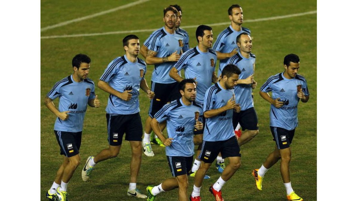 Los jugadores de la selección española durante el entrenamiento en el Estadio del Vasco de Gama.