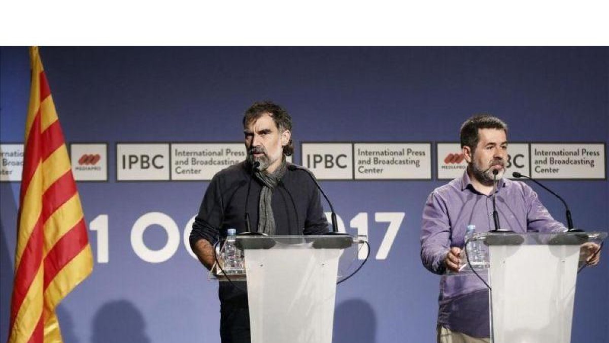 El presidente de Òmnium Cultura, Jordi Cuixart, y el de la ANC, Jordi Sànchez, durante la rueda de prensa celebrada este sábado.