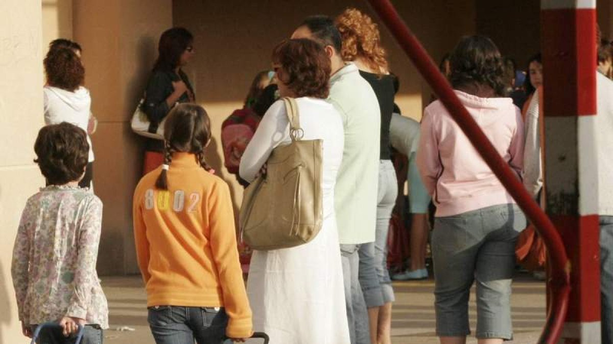 La guía pretende orientar a los padres divorciados para evitar conflictos con sus hijos. ARCHIVO