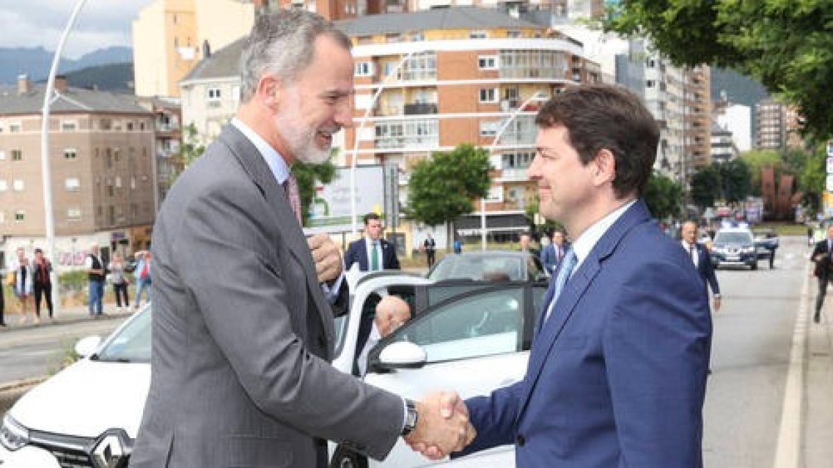 El rey Felipe VI y Alfonso Fernández Mañueco, hoy en Ponferrada. EFE