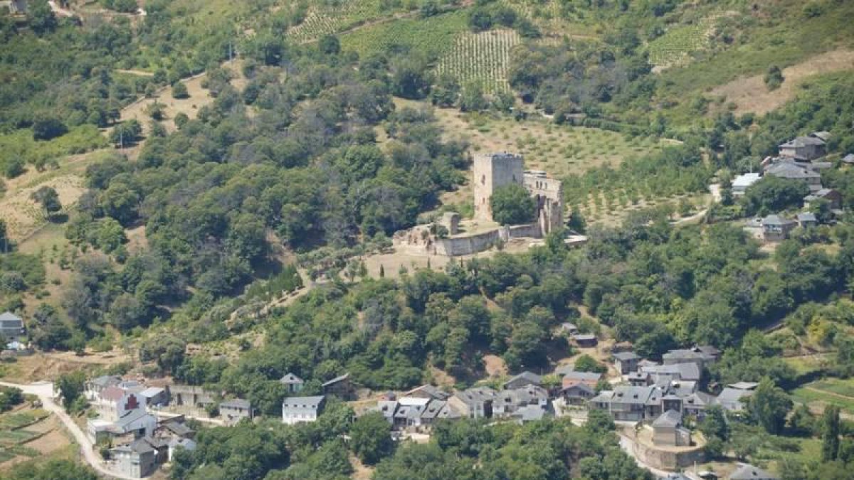 El castillo de Corullón y el pueblo.