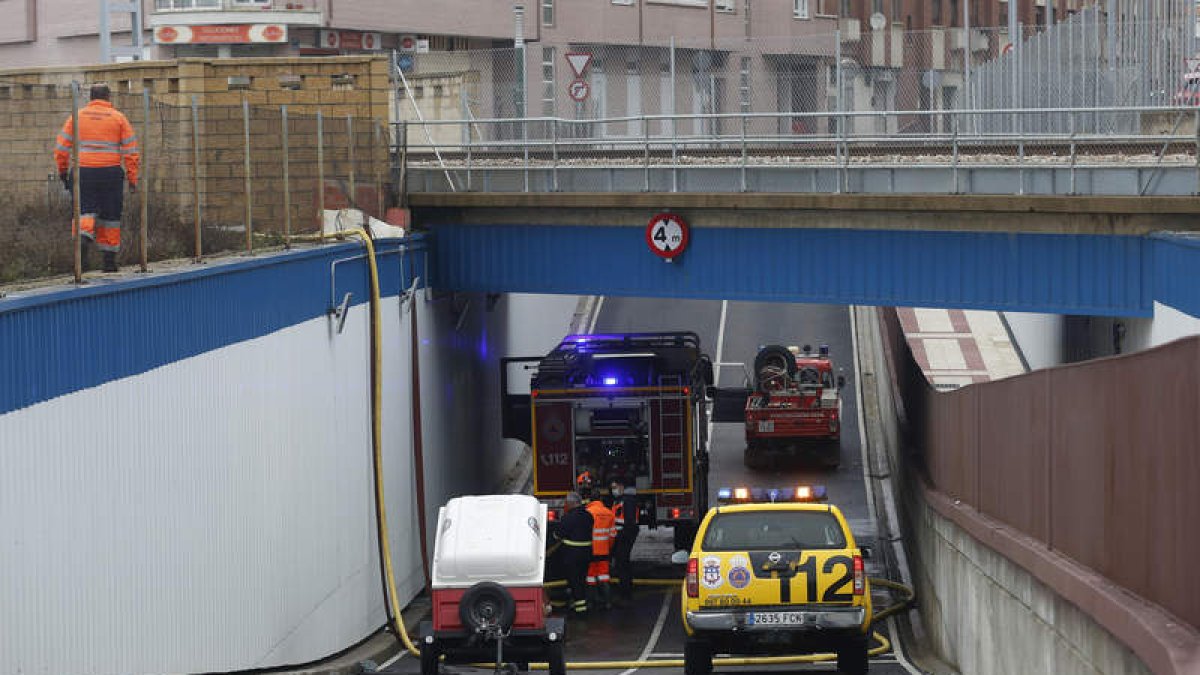 Los Bomberos seguían ayer achicando el agua que obligó a cerrar Príncipe esta semana. FERNANDO OTERO