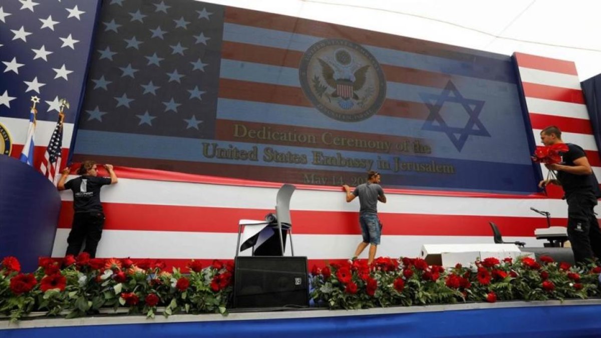 Preparativos del escenario donde se va a desarrollar la ceremonia de inauguración de la embajada de EEUU en Jerusalén.