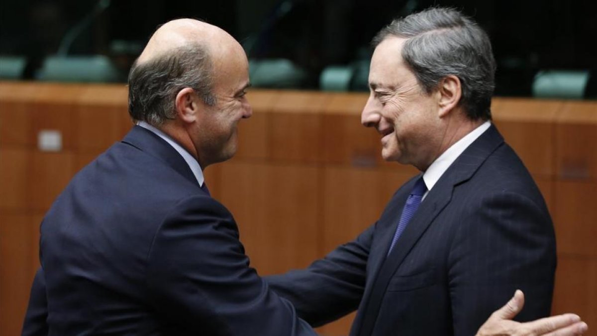 El ministro de Economía, Luis de Guindos, y el presidente del BCE, Mario Draghi, en una imagen de archivo.