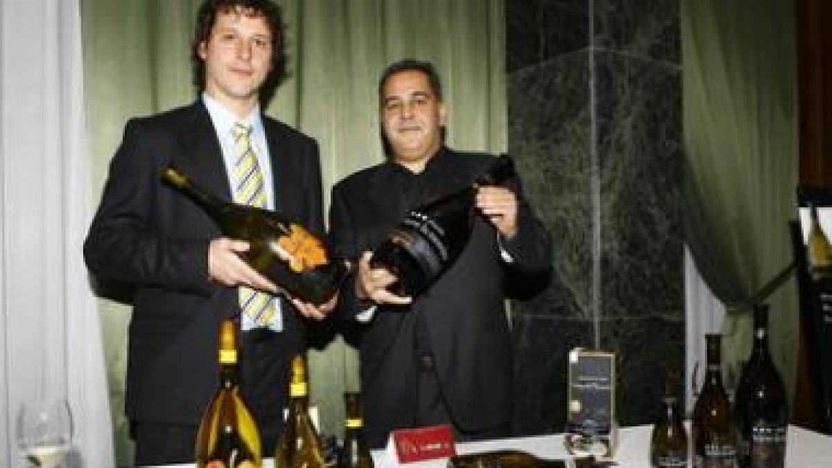 Un momento de la cata celebrada anoche en las instalaciones del Hotel Conde Luna.