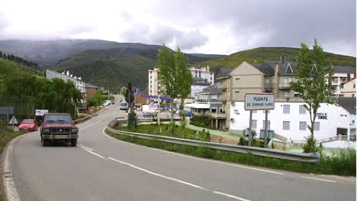 La imagen muestra la entrada a Puente de Domingo Flórez desde Ponferrada.