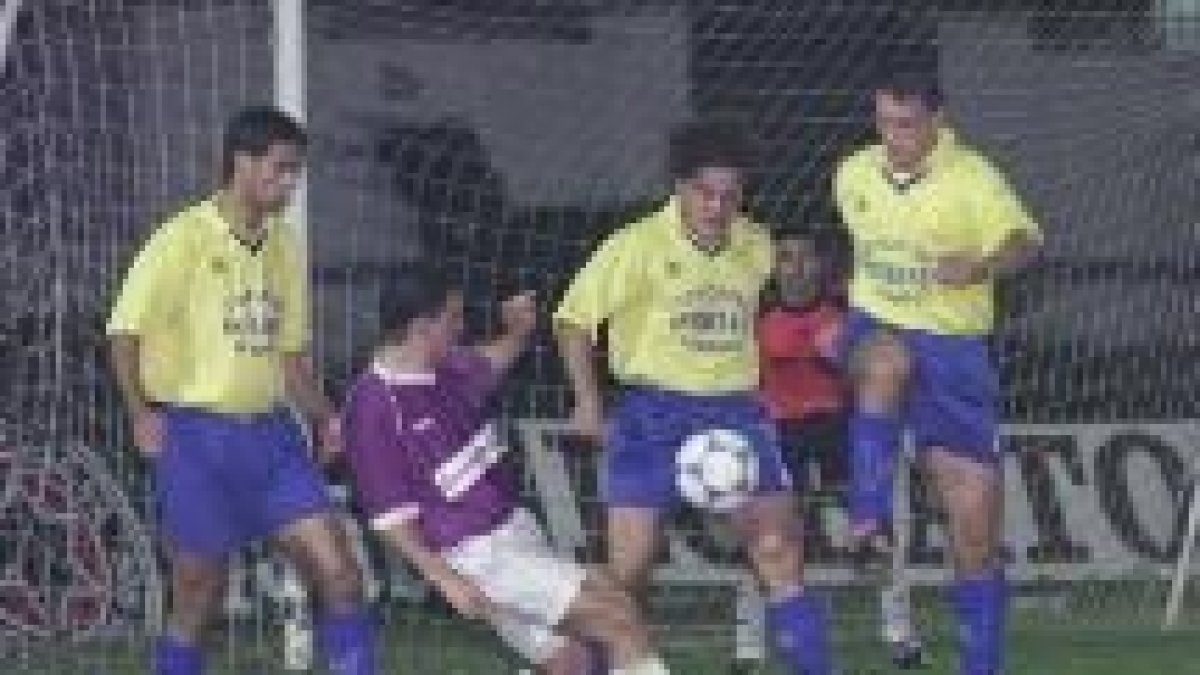 La defensa bañezana trata de impedir una acción del ataque local en el partido de ayer en Palencia