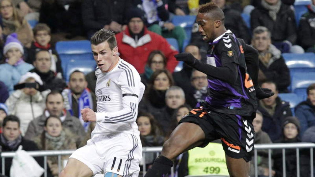 Bale conduce el balón ante el marcaje de Bergdich. El galés estuvo pletórico y anotó tres goles.