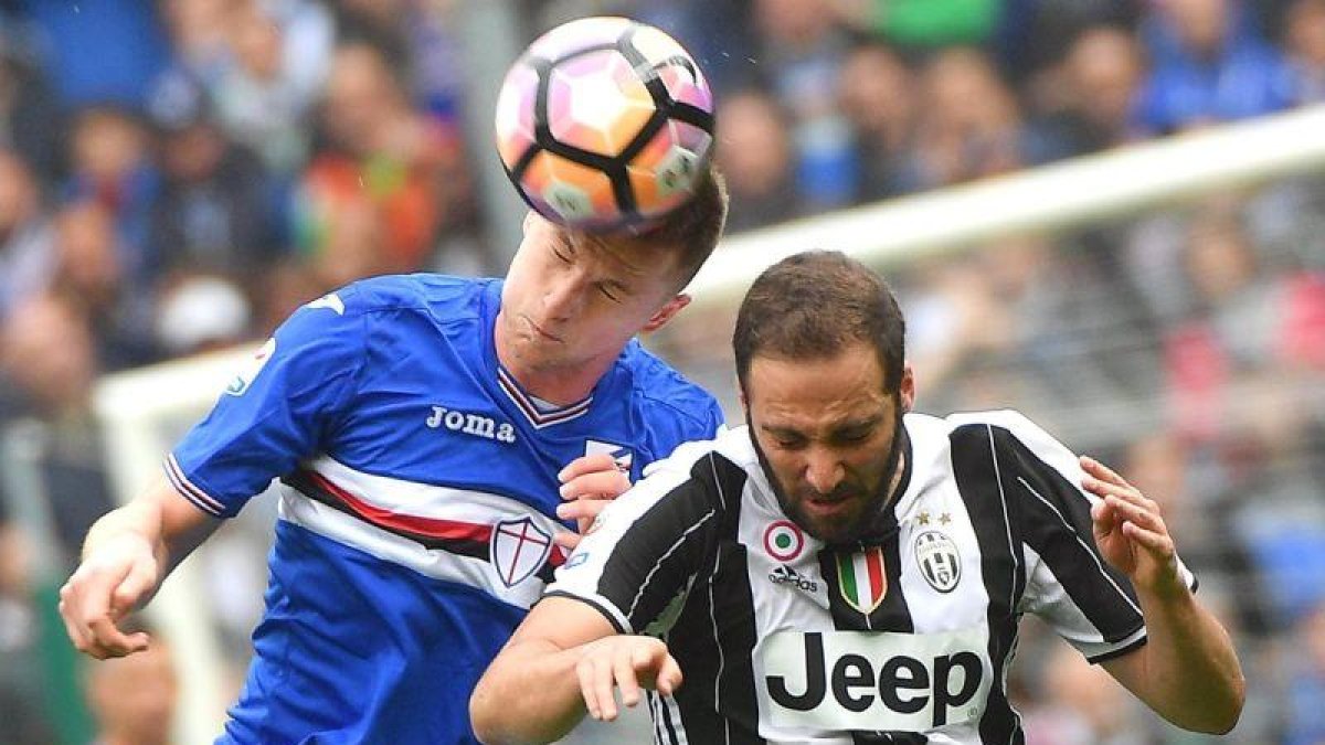 Higuaín pelea con Skriniar del Génova por un balón.
