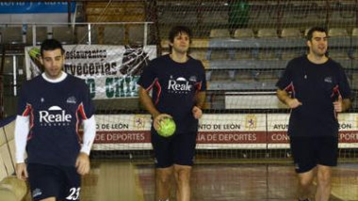 Ortigosa, Carou y Andreu durante un reciente entrenamiento del equipo ademarista.