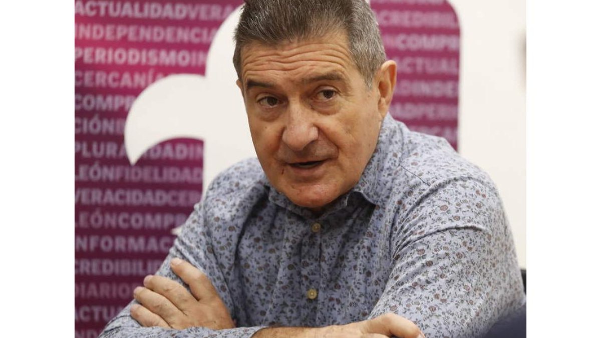 Manolo Cadenas, entrenador del Ademar, cree que el equipo tiene capacidad de crecimiento. RAMIRO