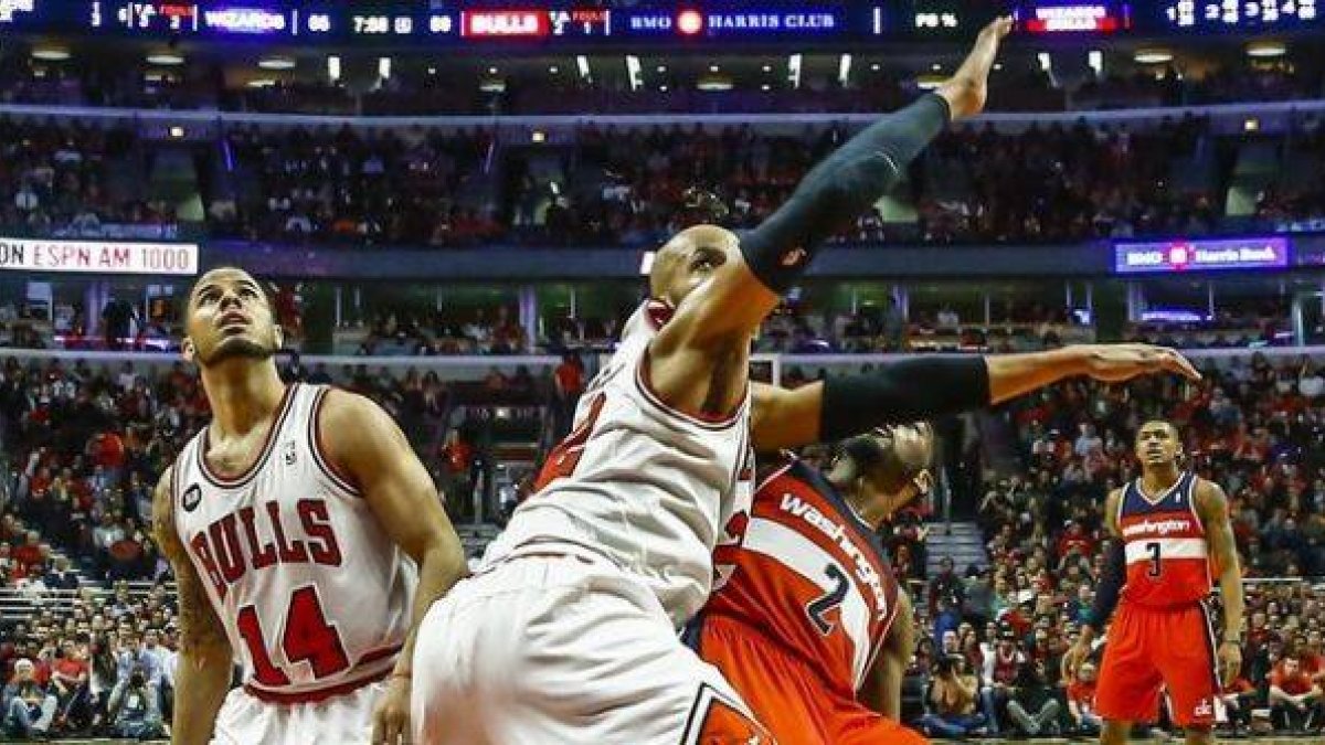 Wall, Augustin y Gibson pelean bajo el tablero.
