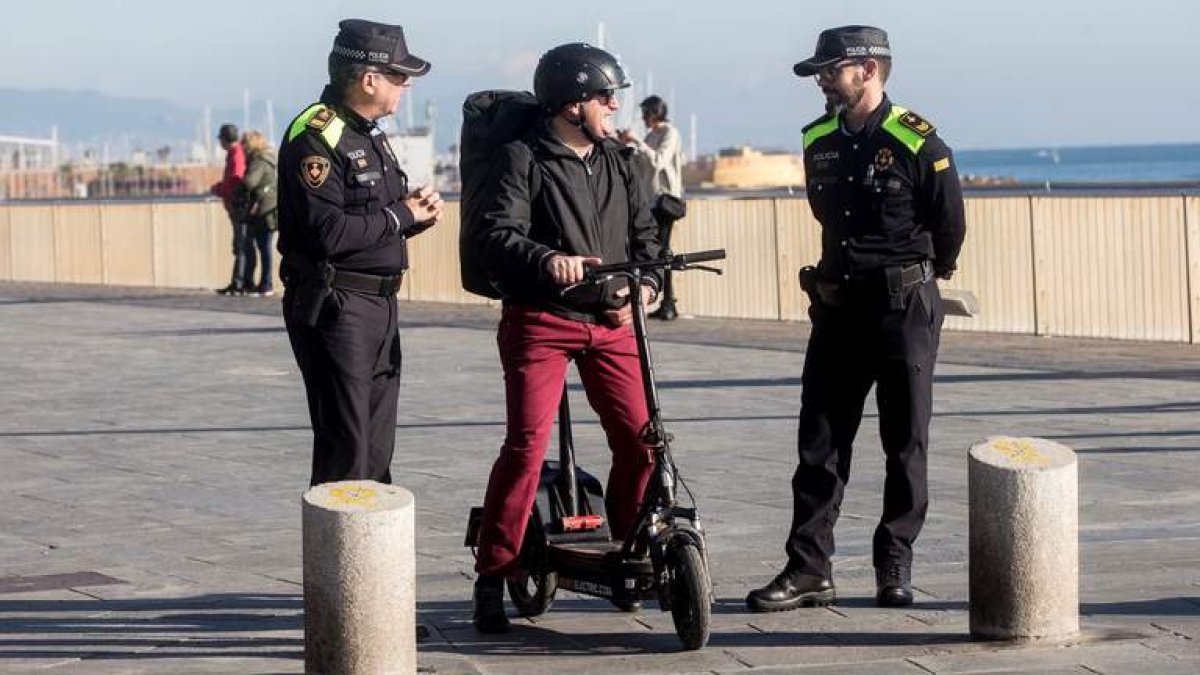 Un hombre circulando en patinete por las calles de una gran ciudad. EFE