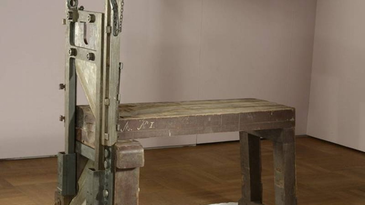La guillotina con la que se asesinó a Sophie y Hans Scholl durante la resistencia contra el nazismo en Alemania, en el Museo Nacional de Bayerisches, en Múnich.