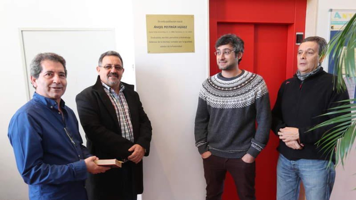 Miguel Varela, Carlos Fernández, Amadeo Suárez y Miguel J. García, ayer junto a la placa. DE LA MATA