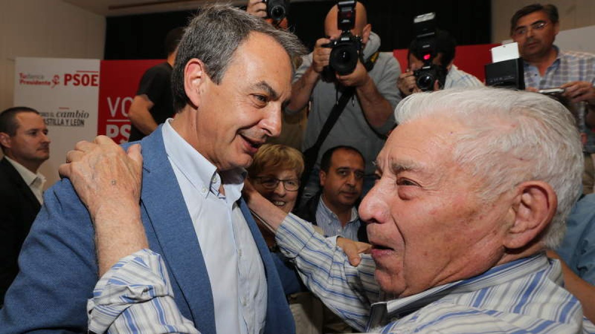 Antonio Fernández, con Zapatero en el 2015, en la casa de la cultura de Ponferrada. L. DE LA MATA