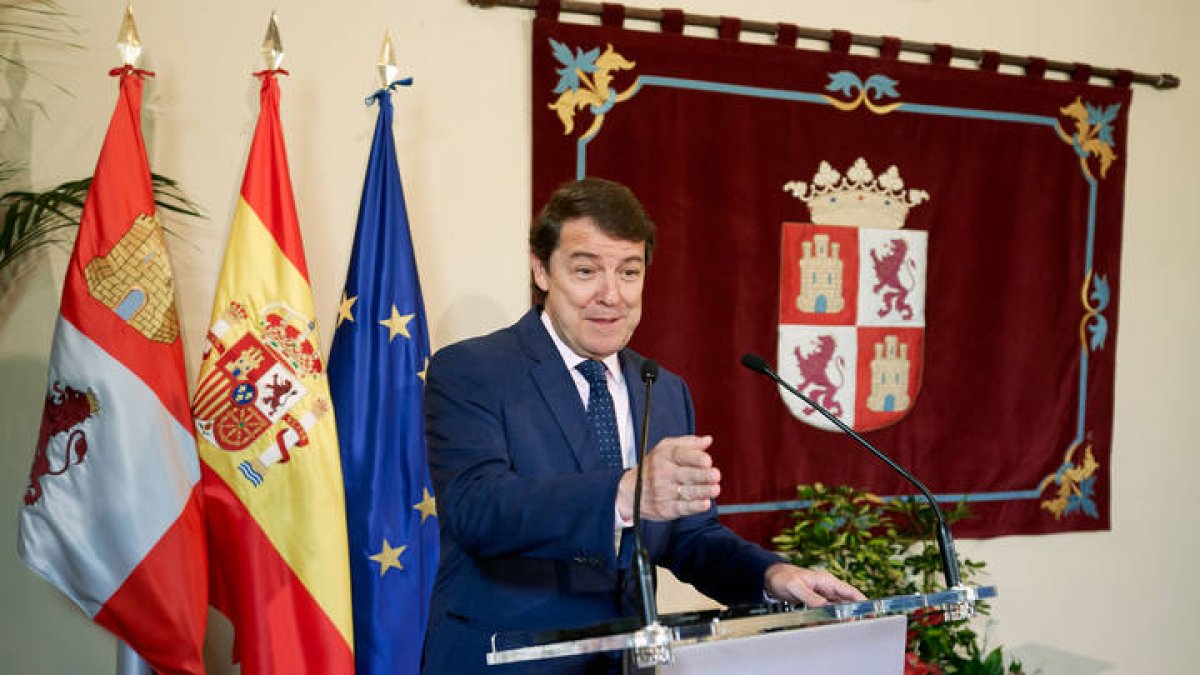 El presidente de la Junta de Castilla y León, Alfonso Fernández Mañueco, durante su intervención en el acto de toma de posesión de José Francisco Hernández, como delegado de la Junta en Ávila, hoy en la capital abulense. RAÚL SANCHIDRIÁN