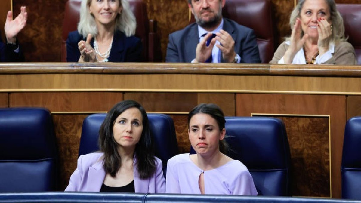 La ministra de Derechos Sociales Ione Belarra y la ministra de Igualdad, Irene Montero tras la votación para la reforma de la ley del solo sí es sí en el pleno. EFE/ZIPI ARAGÓN