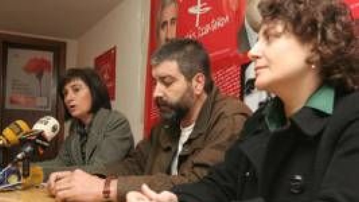 Adelina Rodíguez, Guillermo Murias y Cristina Álvarez, en la sede de IU