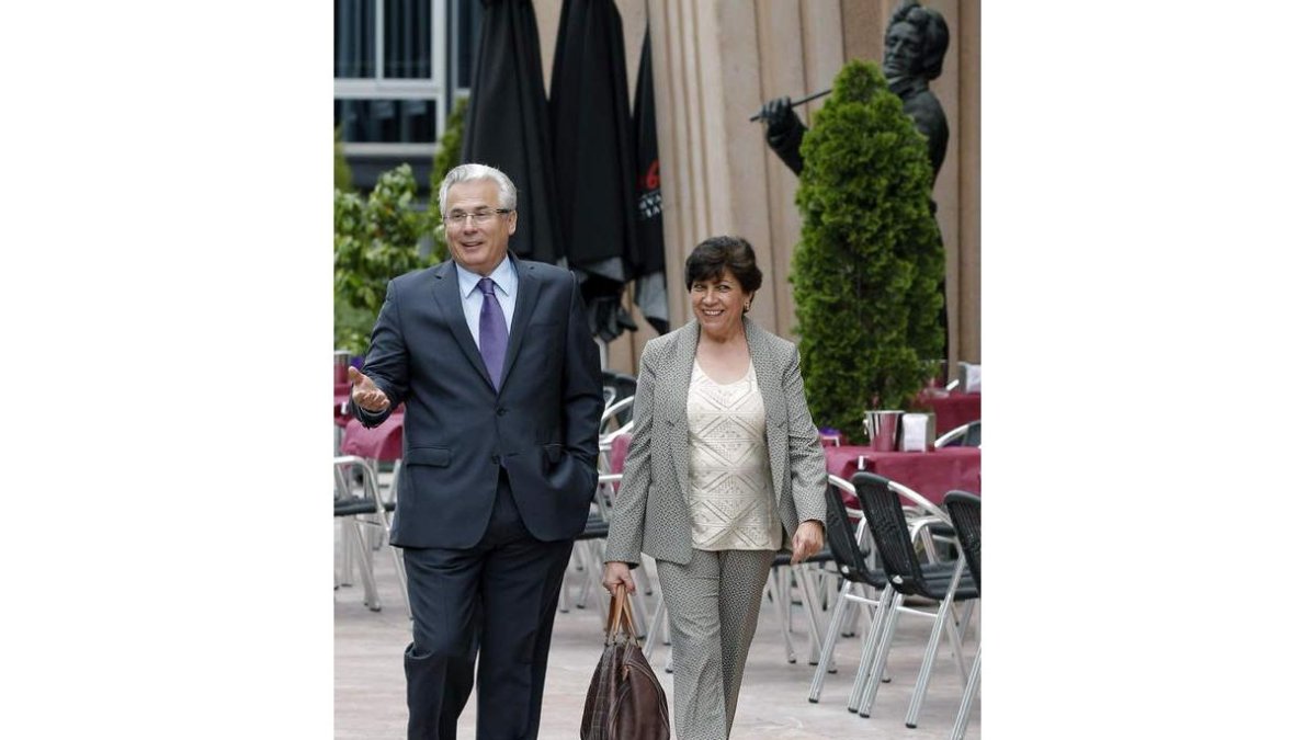 Garzón y su esposa Rosario Molina ayer, en Oviedo.