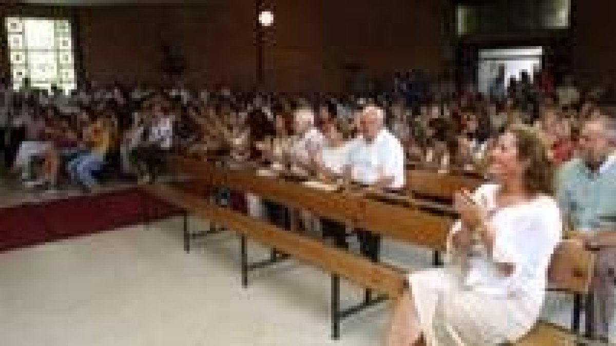 Numeros vecinos de La Martina reciben a los sacerdotes con un cariñoso aplauso