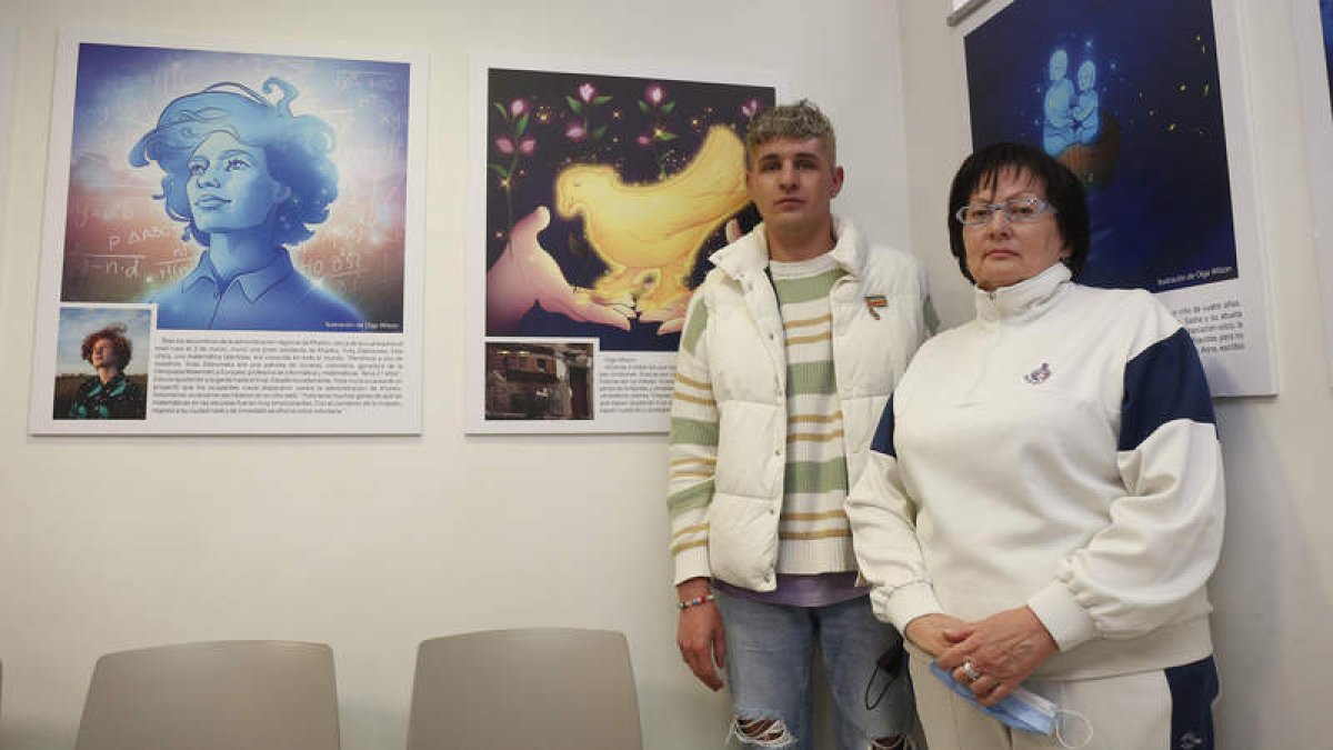 El ruso Andrei Elksnitis junto a la ucraniana Larissa Radchenko, junto a los cuadros de la artista también ucraniana Olga Wilson. FERNANDO OTERO