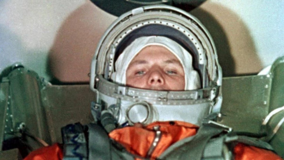 Yuri Gagarin, en la astronave Vostok, momentos antes de despegar hacia el espacio desde el cosmódromo de Baikonur, el 12 de abril de 1961.