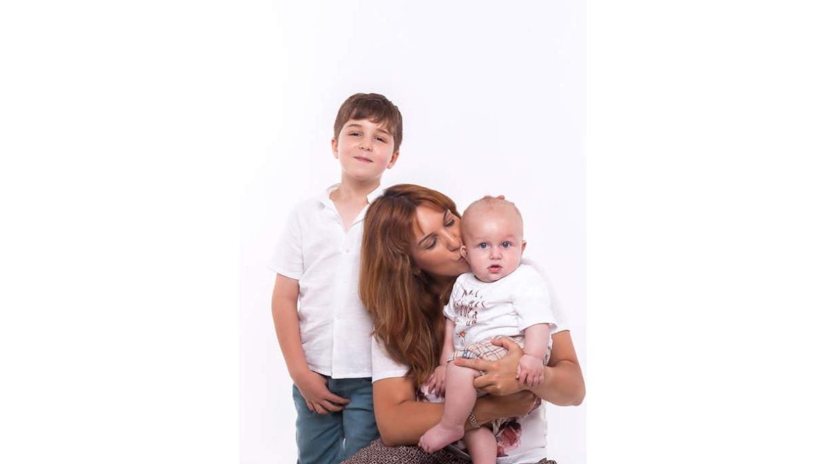 Virginia Morán con sus hijos.